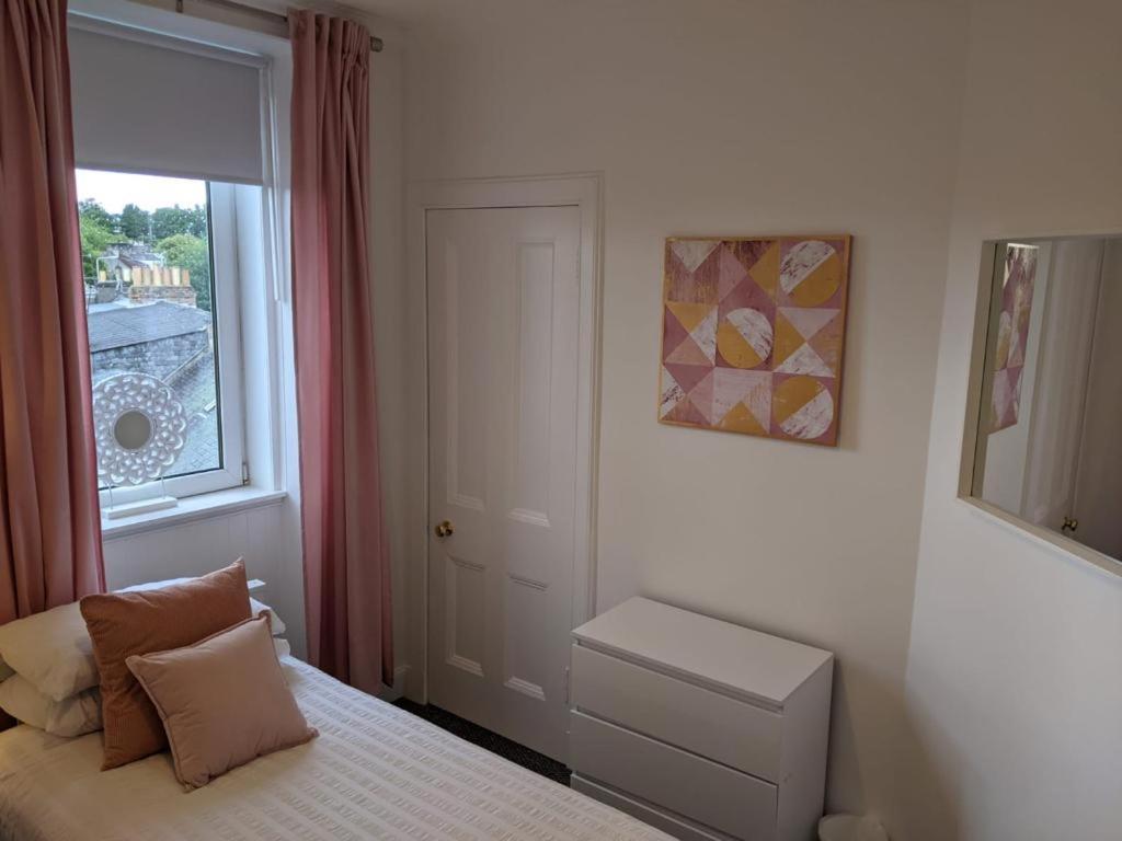 Glenclova - No 5 Bellyeoman, Bright Two Bedroom Apartment Dunfermline Exterior foto